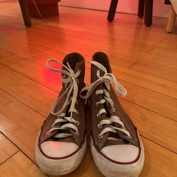 Converses - Picture 2 of 3